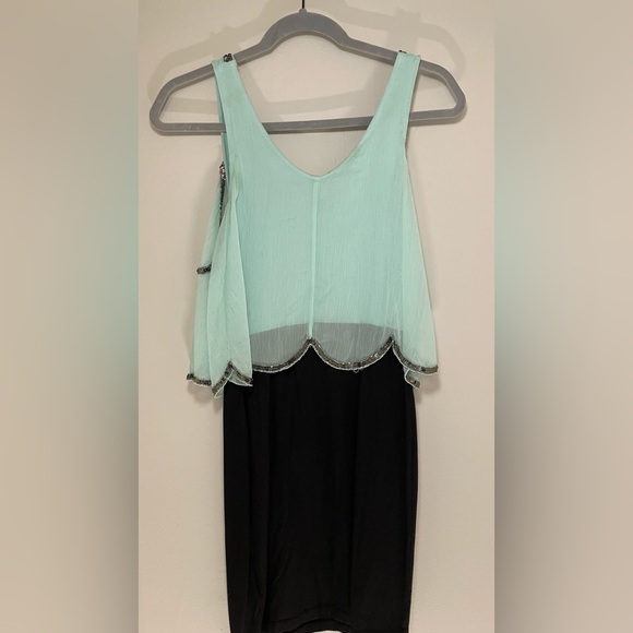 Mint overlay top beading. Scalloped edges. Lined with black stretch knit skirt - Picture 4 of 4